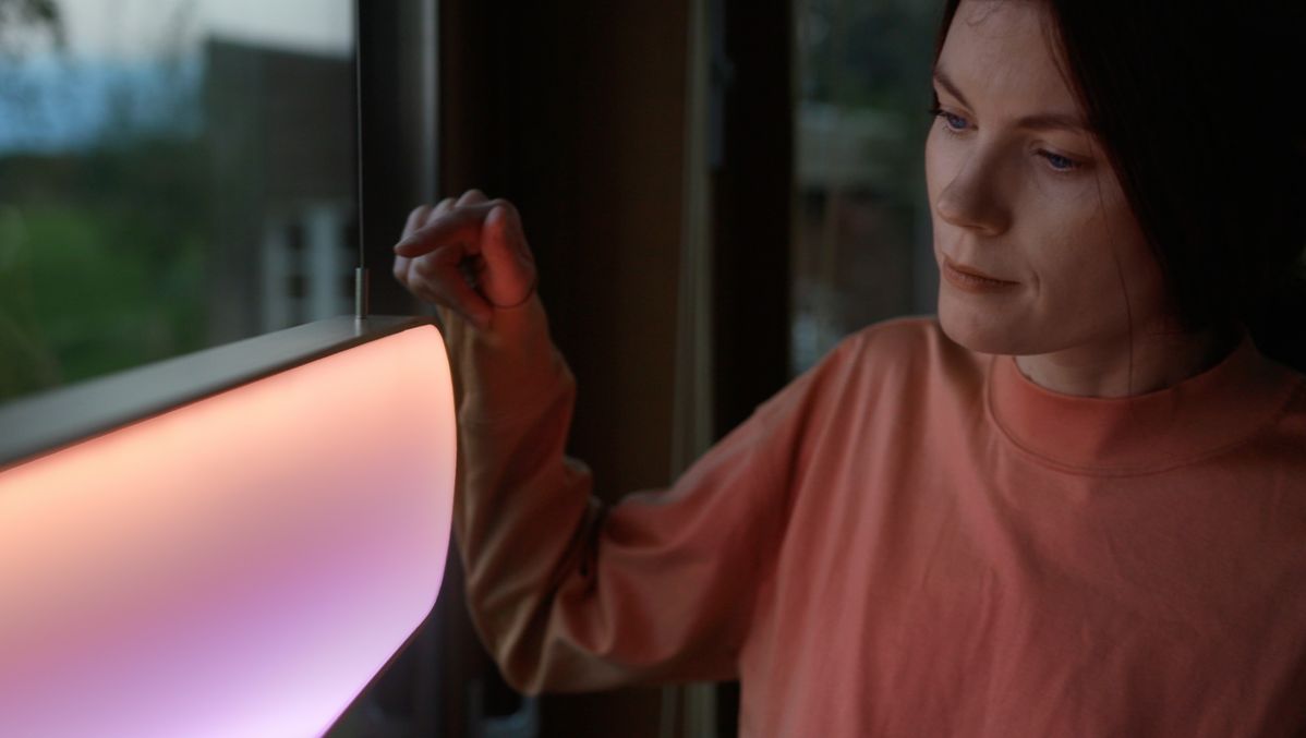 「Sunne」をタップして光り方をかえる女性