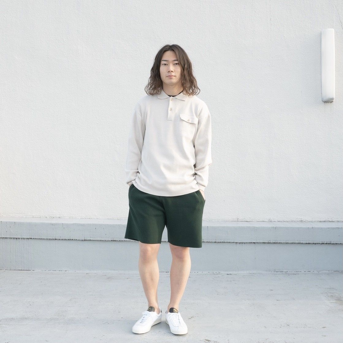 白いニットを着た男性