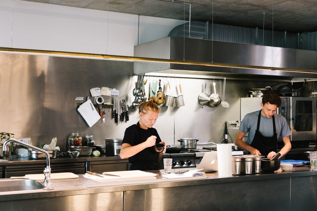 キッチンに立つ二人の若者