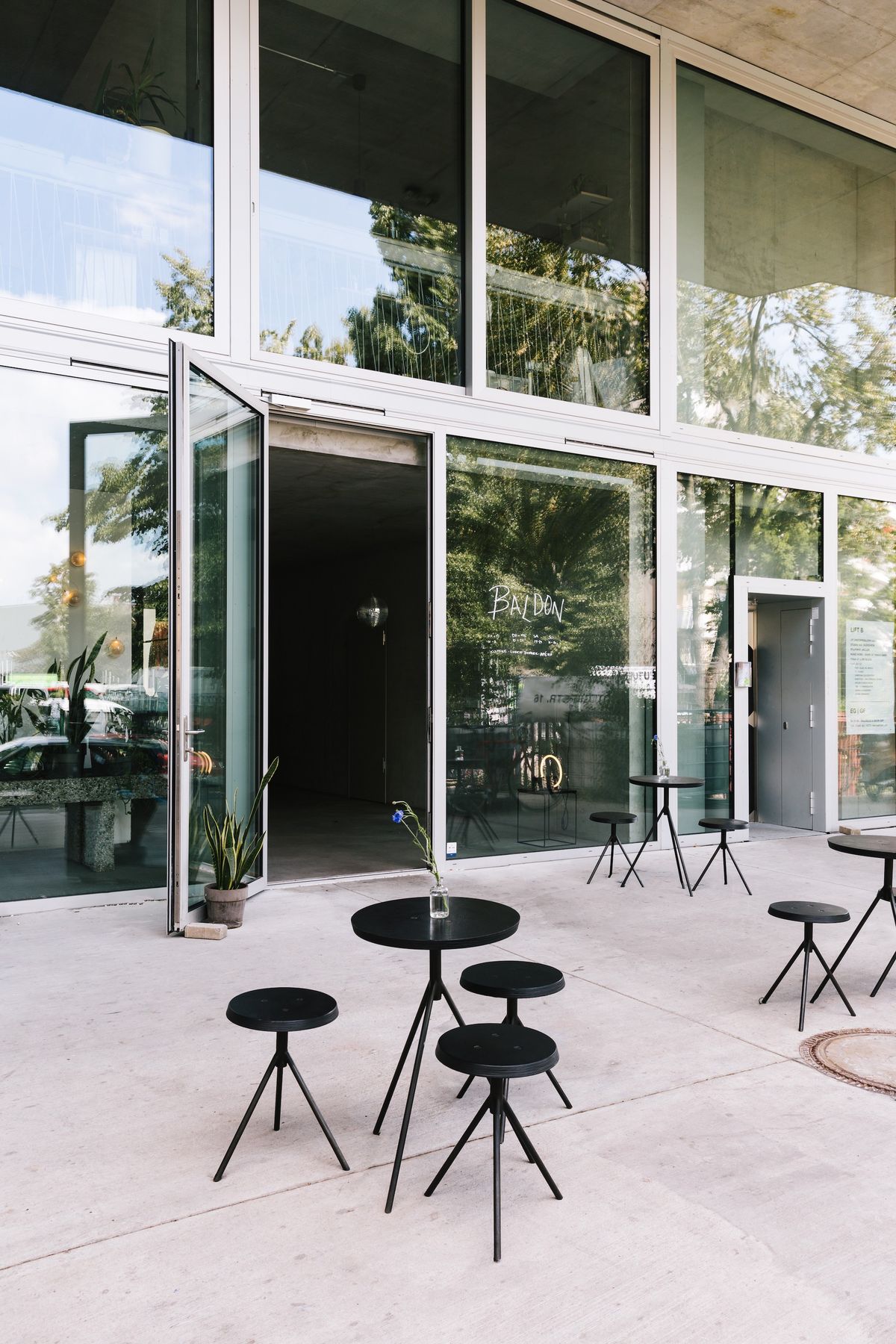 Baldon屋外。スツールが３つ置いてある