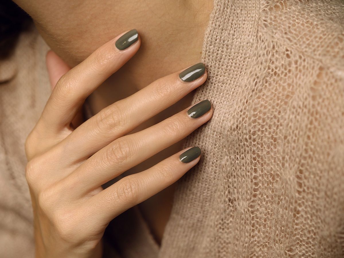 「green」シリーズ カーキカラーを塗った手