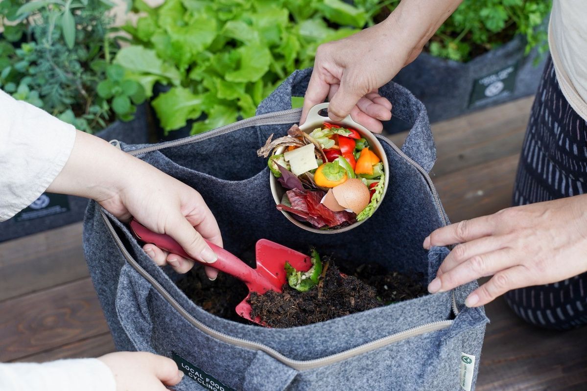 LFCコンポストに生ごみを入れる様子