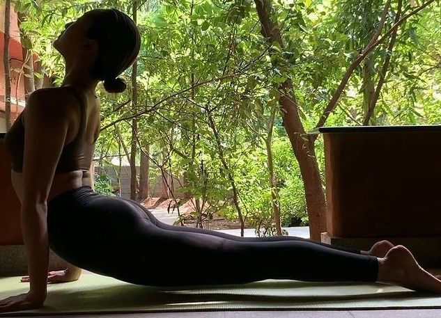 岡清華がヨガをしている様子