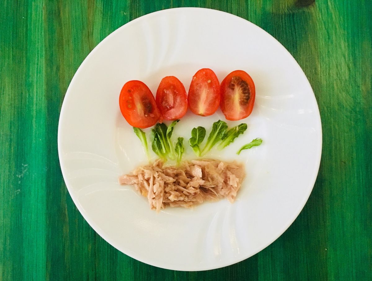 トマト、リボベジのロメインレタス、ツナのサラダ