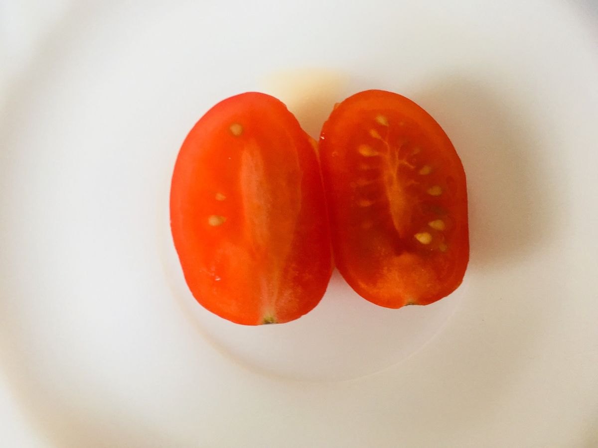半分に切ったトマト