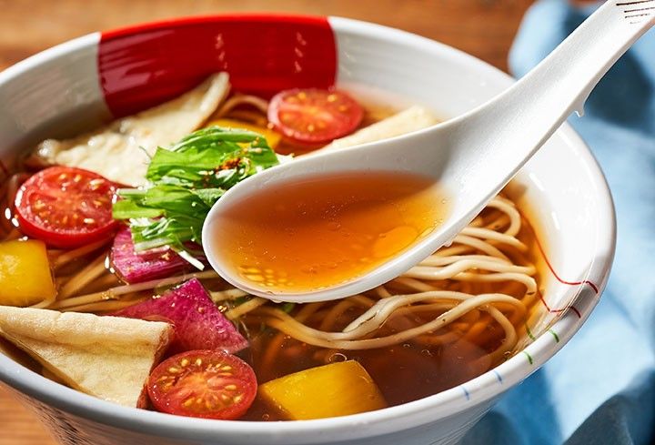 器に盛られたソラノイロ醤油ラーメン