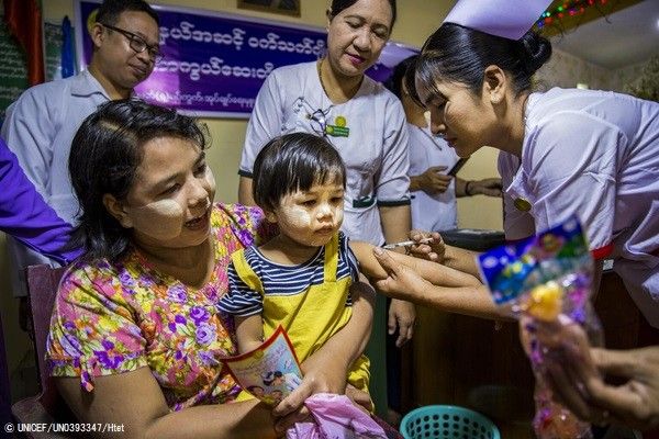 注射を受ける子ども