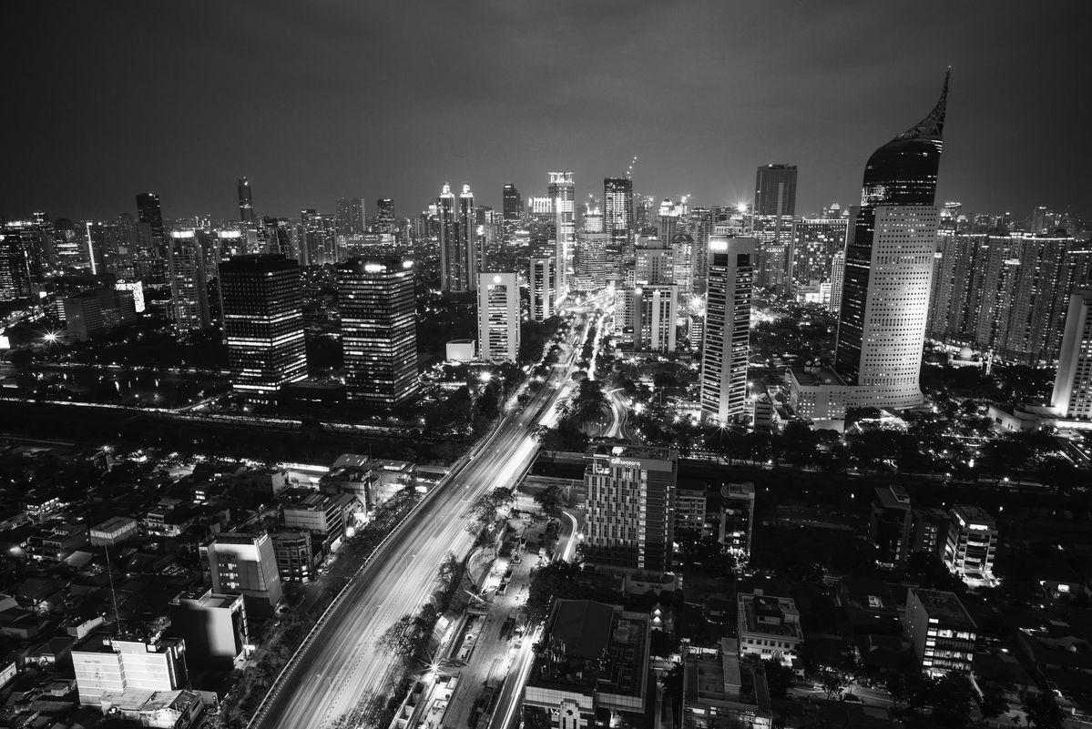 高層ビル群が立ち並ぶジャカルタの夜景