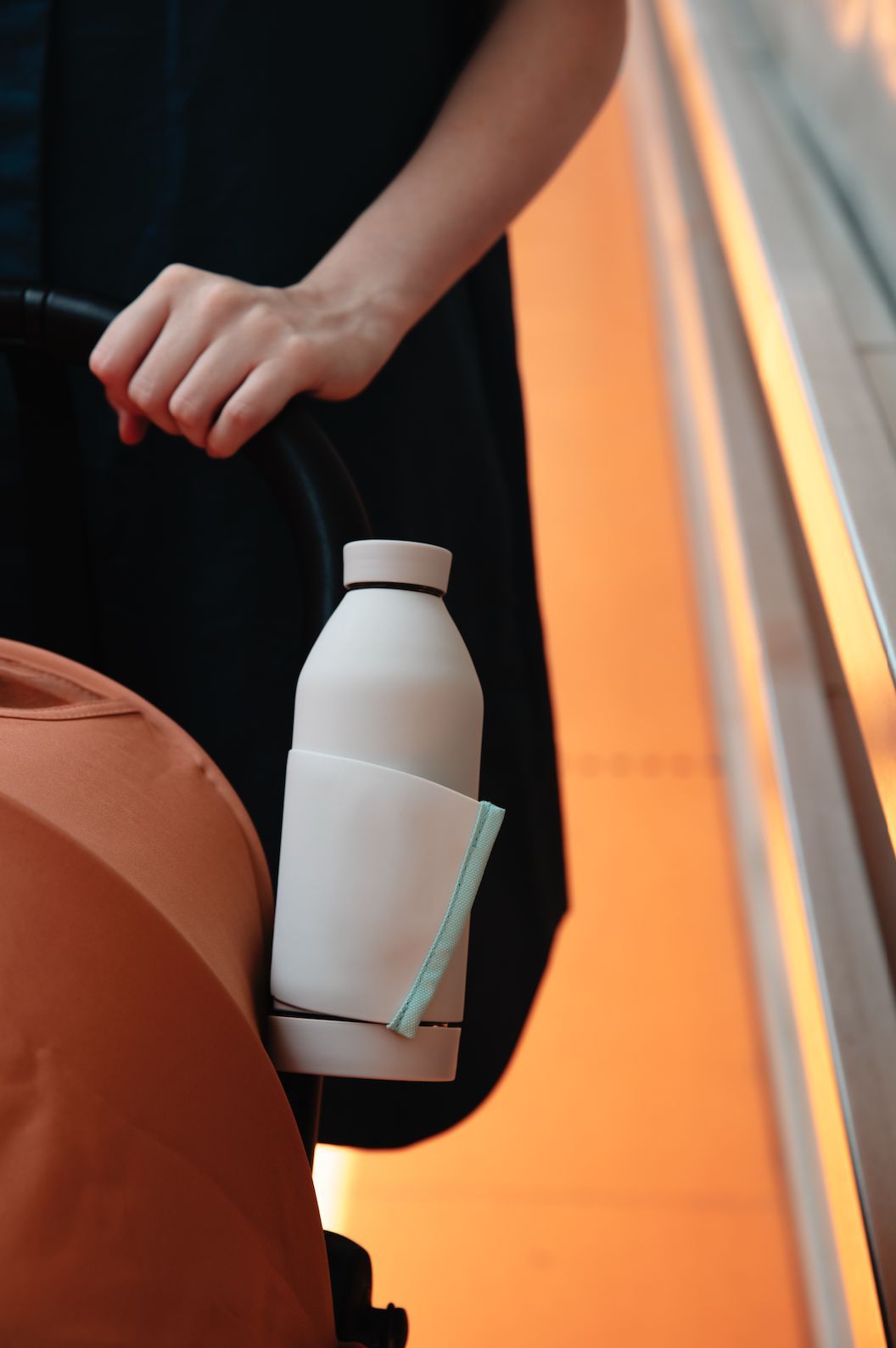 カートの横に装着された「Closca Bottle」