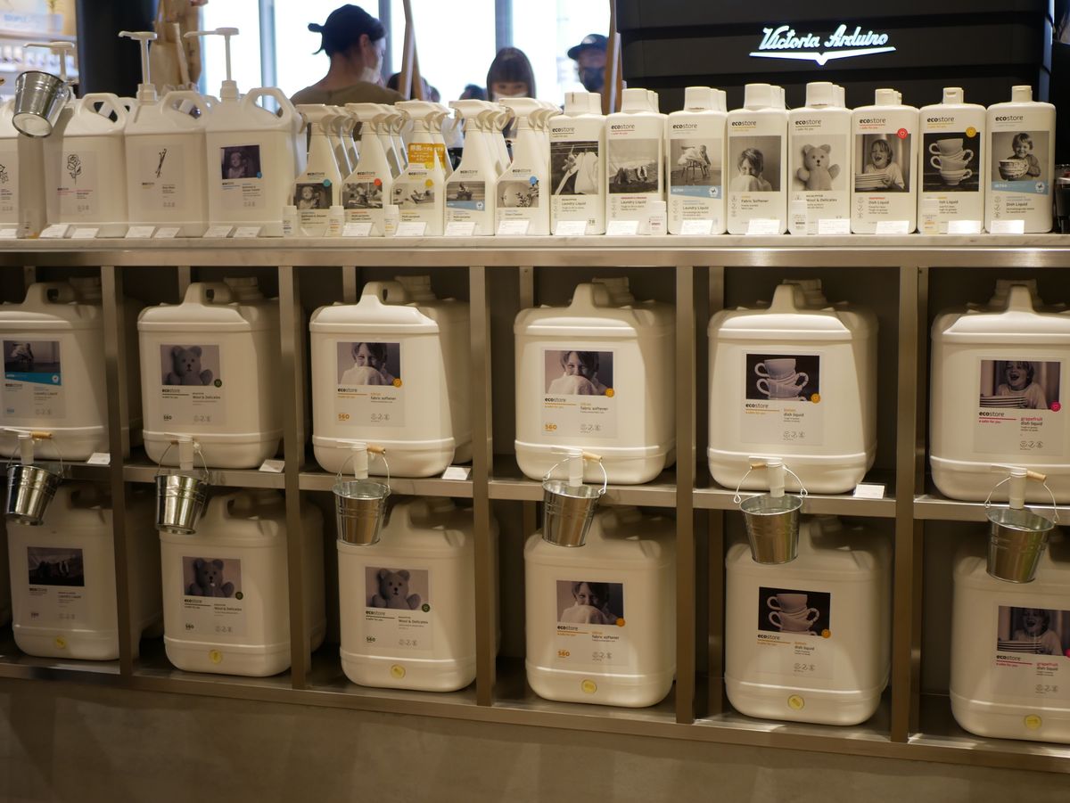 さまざまな洗剤が並んだリフィルステーション