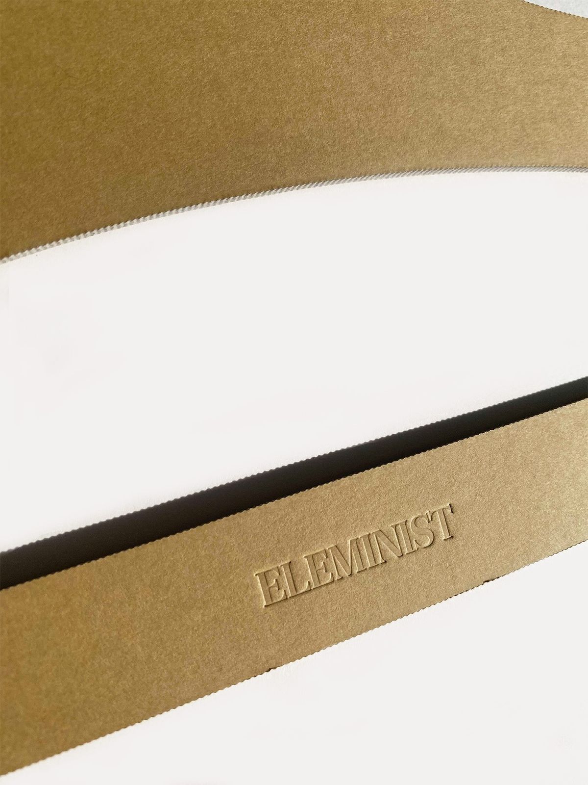 エシカルハンガーに刻まれているELEMINISTのロゴ