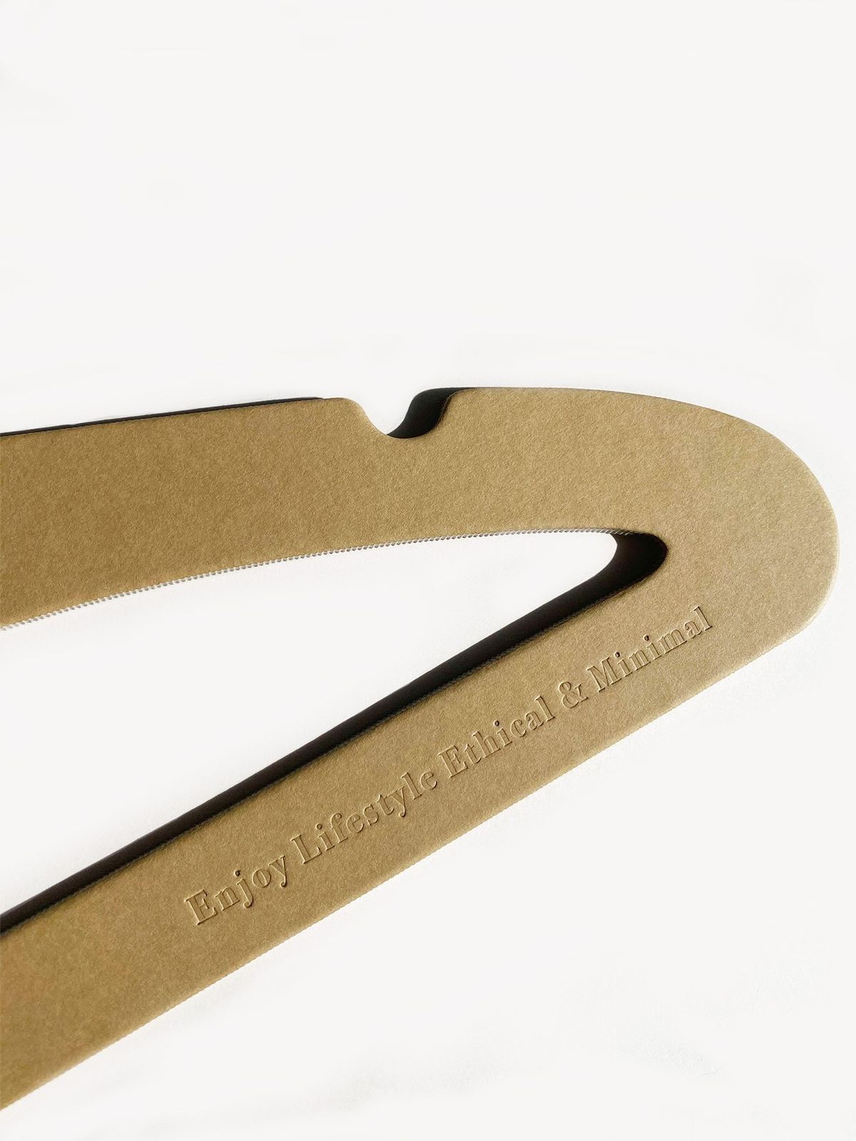 エシカルハンガーに刻まれている「Enjoy Lifestyle Ethical & Minimal」