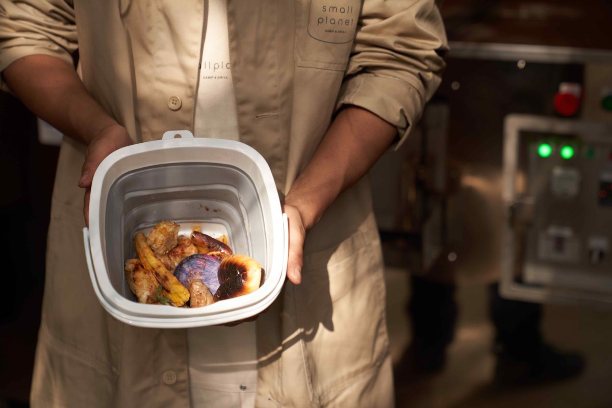 生ごみや食べ残しを入れるバケツ