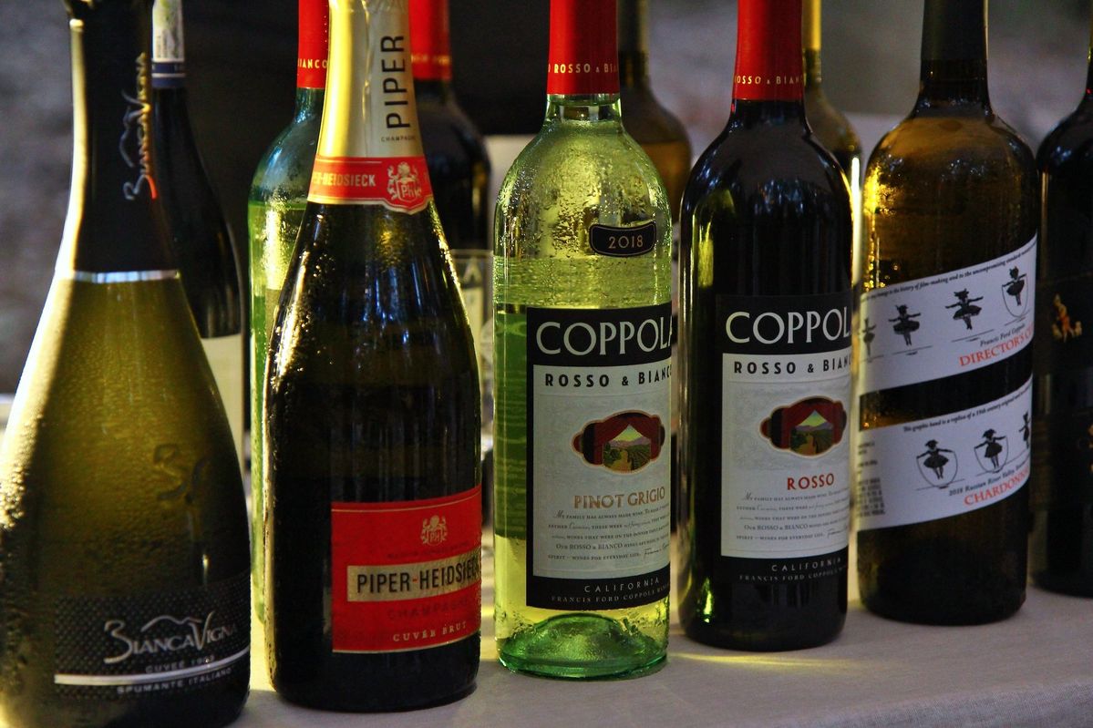 ワインのボトルが並んだ写真