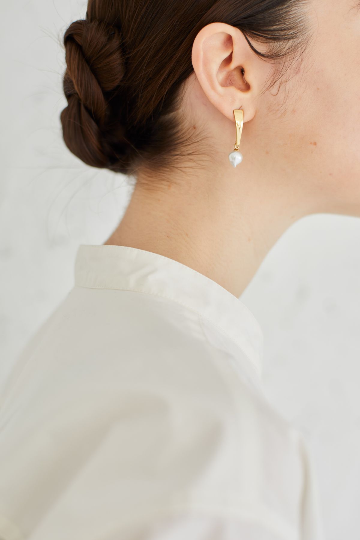 ピアスをつけた女性