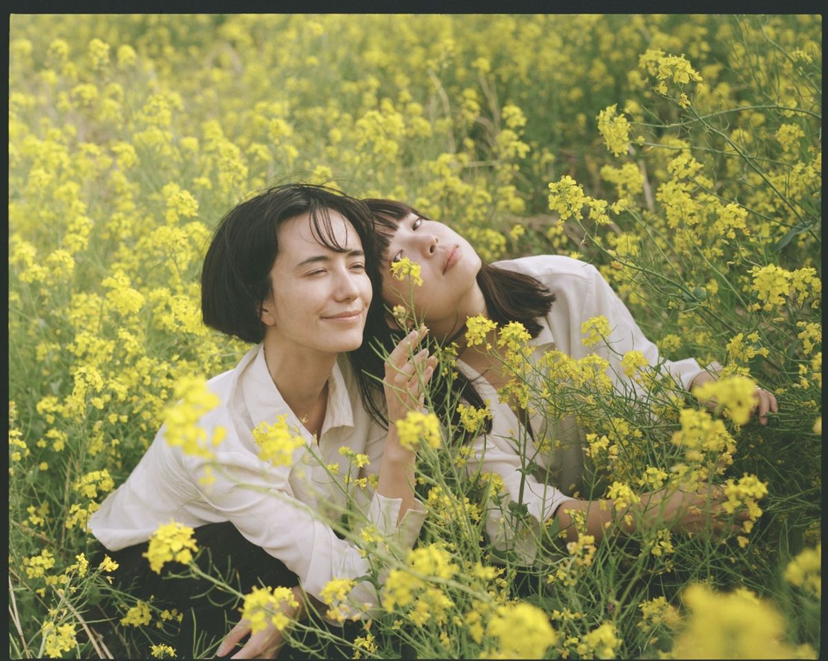 花畑に佇むeri氏、小野りりあん氏