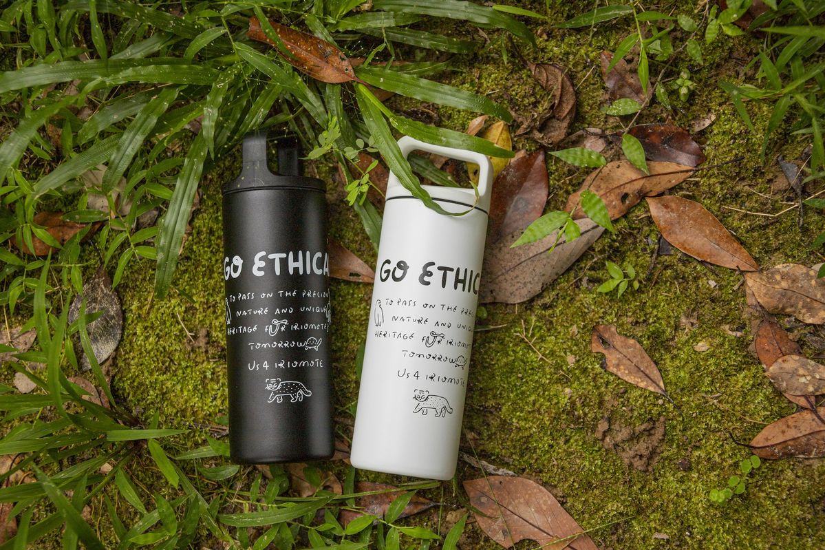 植物の上に置かれたGO ETHICAL ボトル