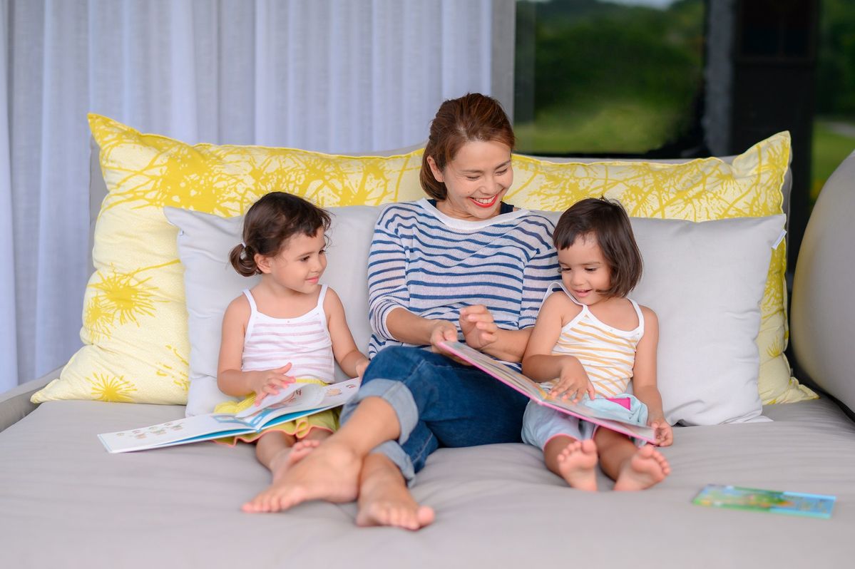 本を読む女性と子供