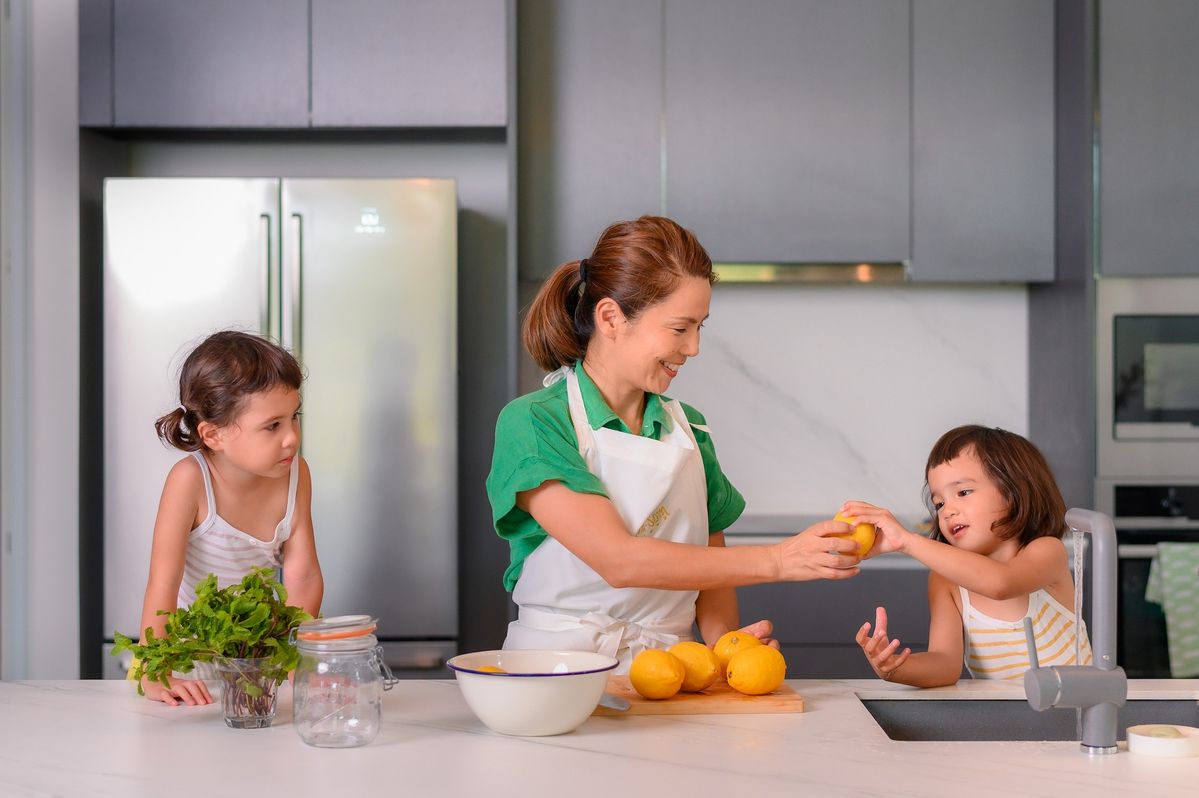 キッチンにたつ子供と大人