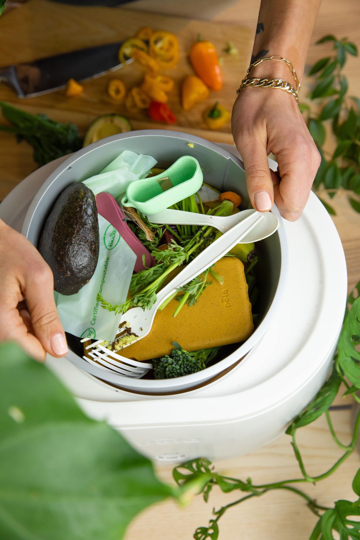 生ごみやバイオプラスチックがなかに入った「Lomi」