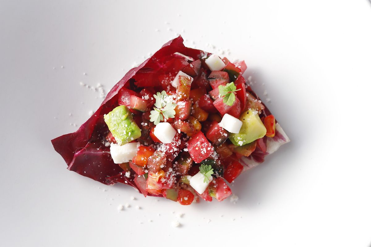 大豆舞珠とゼンブ・ペーストビーツのチョップサラダ