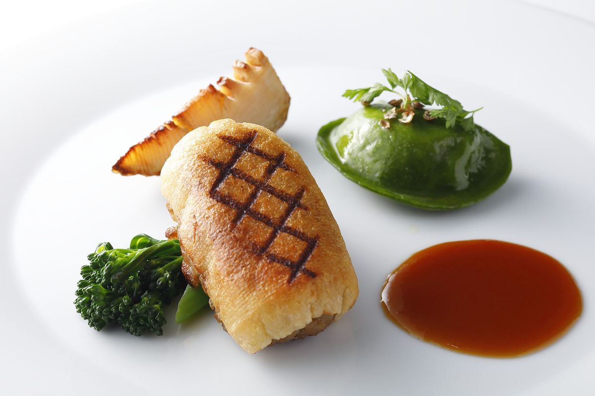 大豆ミートステーキと野菜のオリエンタルソース ゼンブ・ペーストえんどう豆と豆乳チーズのラヴィオリ添え