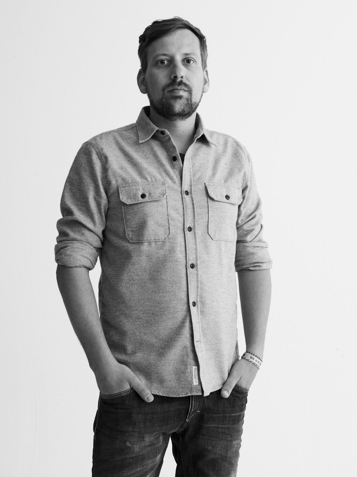 立つ男性のポートレート