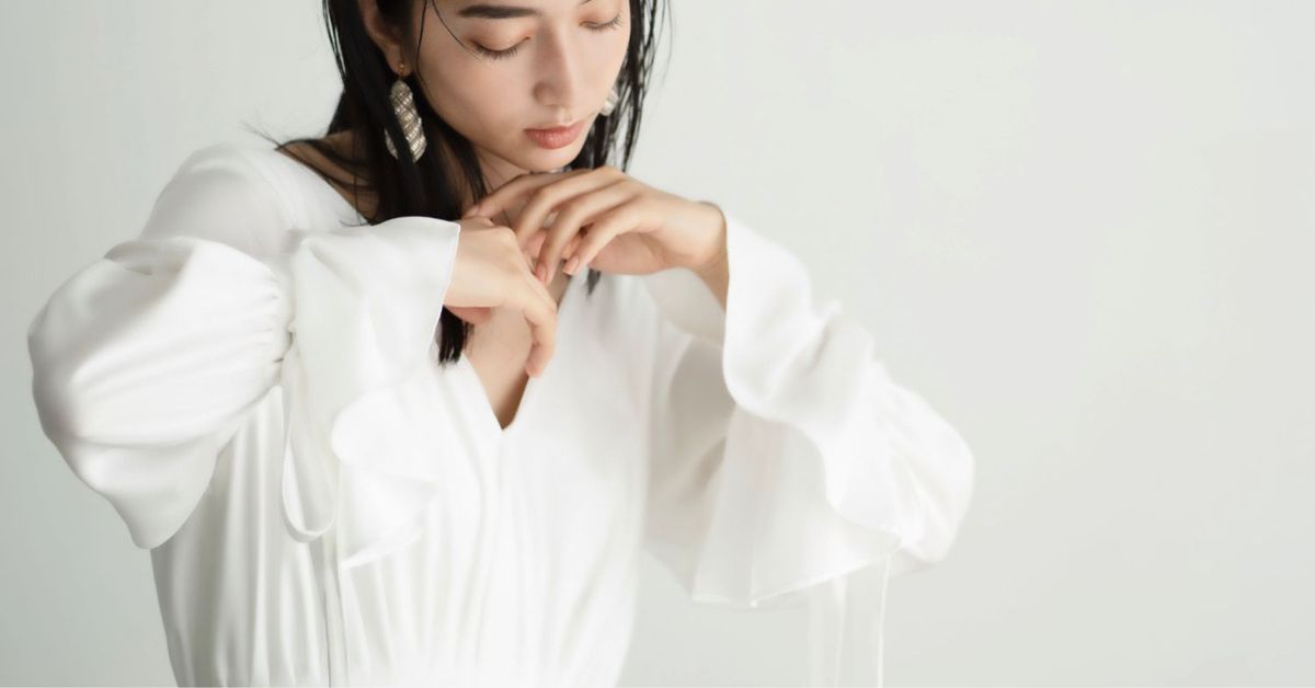 サステナブルラインのドレスを着た女性