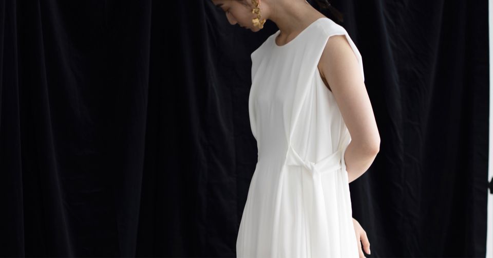 サステナブルラインのドレスを着て立っている女性