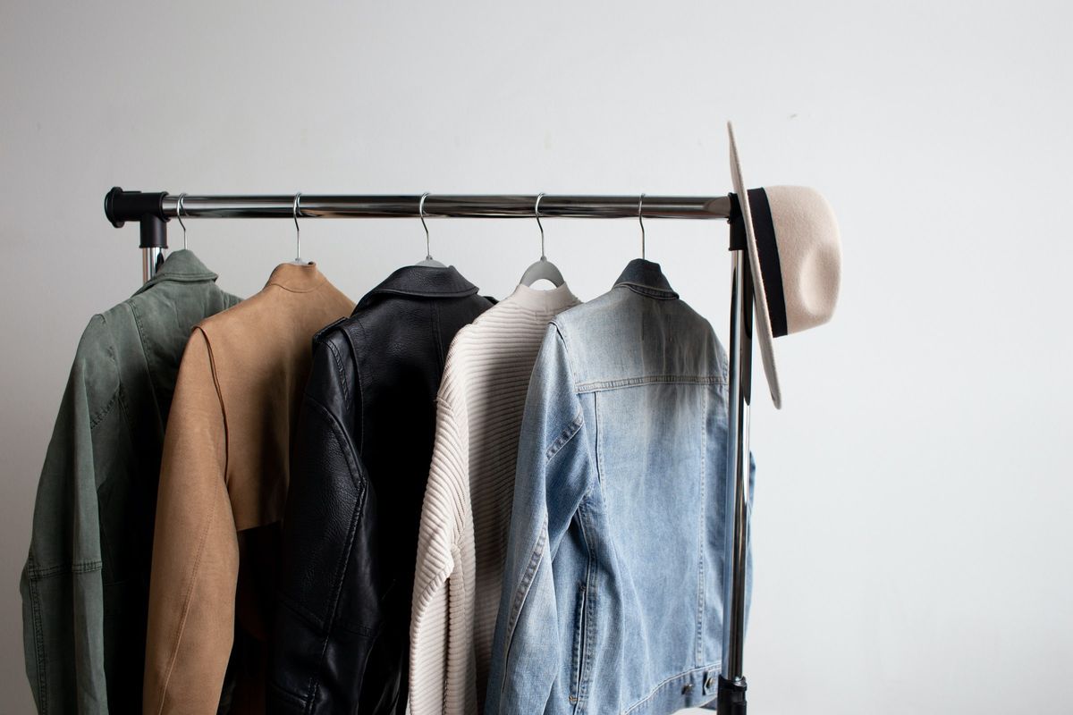 ハンガーラックにかけられた数着の衣服