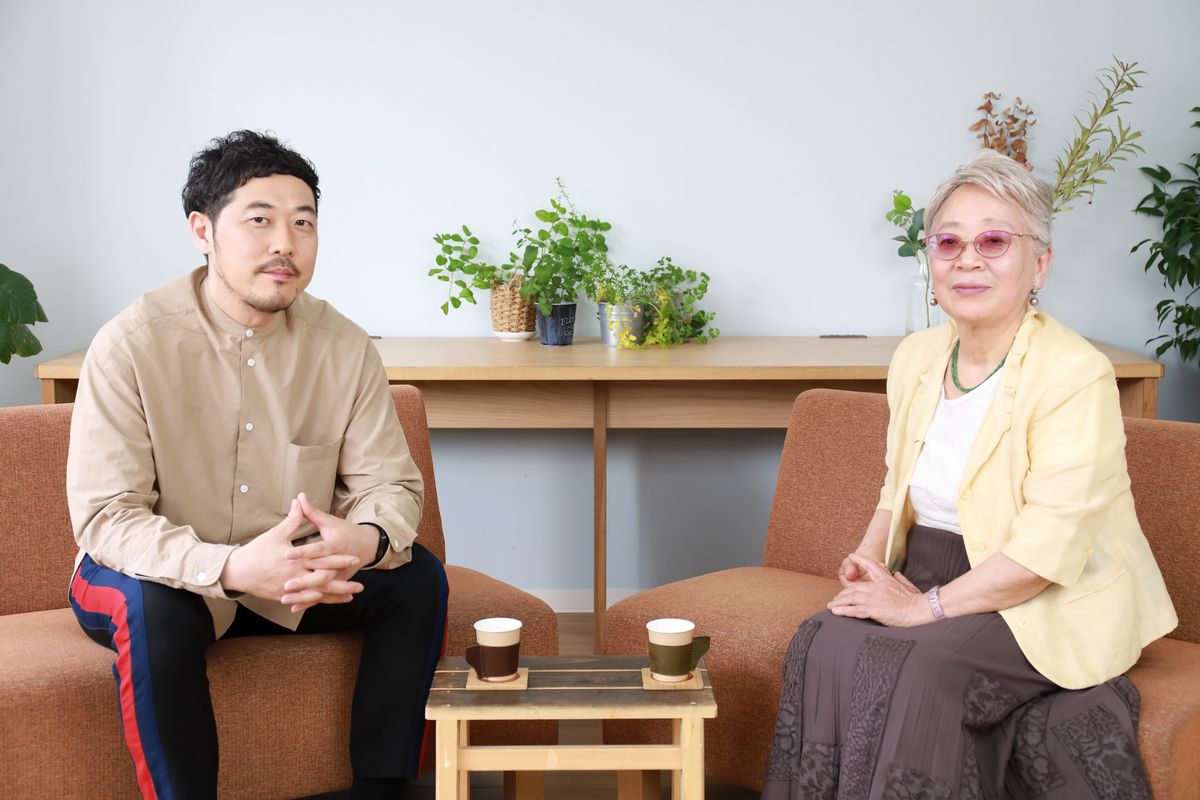 ソファに座ってこちらを見る生井祐介氏（左）と福渡和子氏（右）