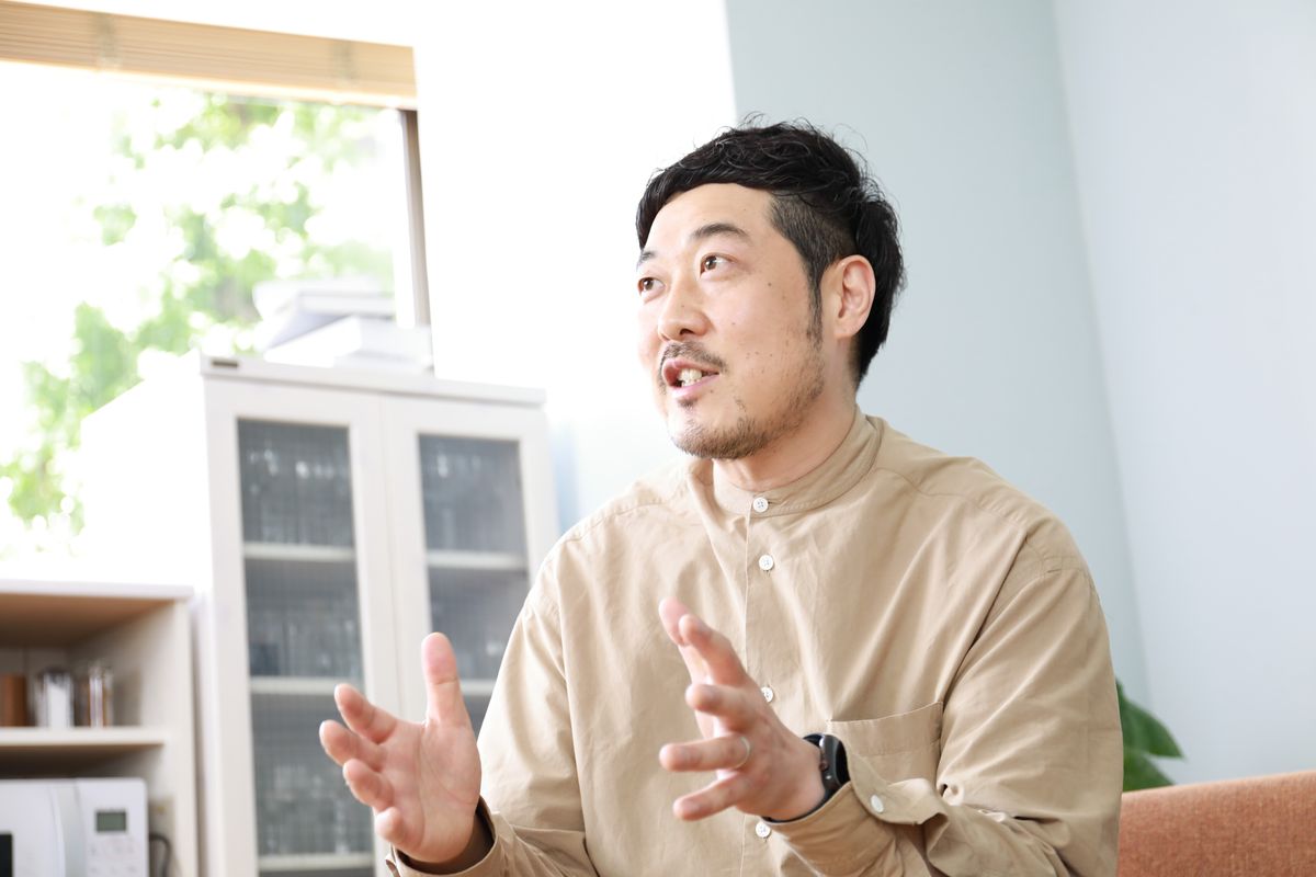 生井祐介氏（左）が話している様子