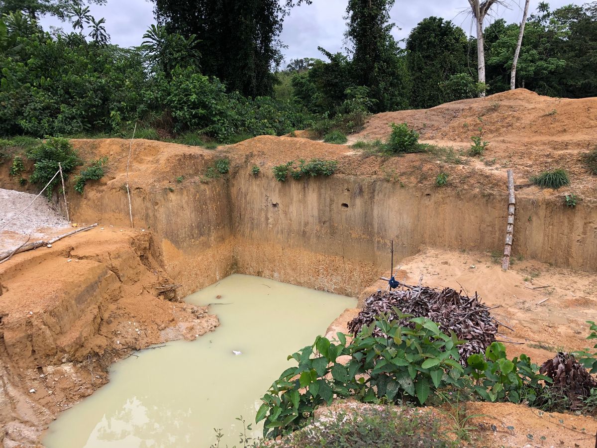 ダイヤモンド採掘によってできた人工池