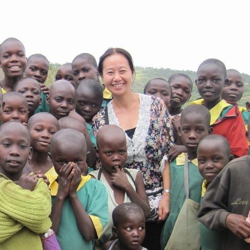 ダイヤモンド採掘現場の子どもたちと村上千恵氏