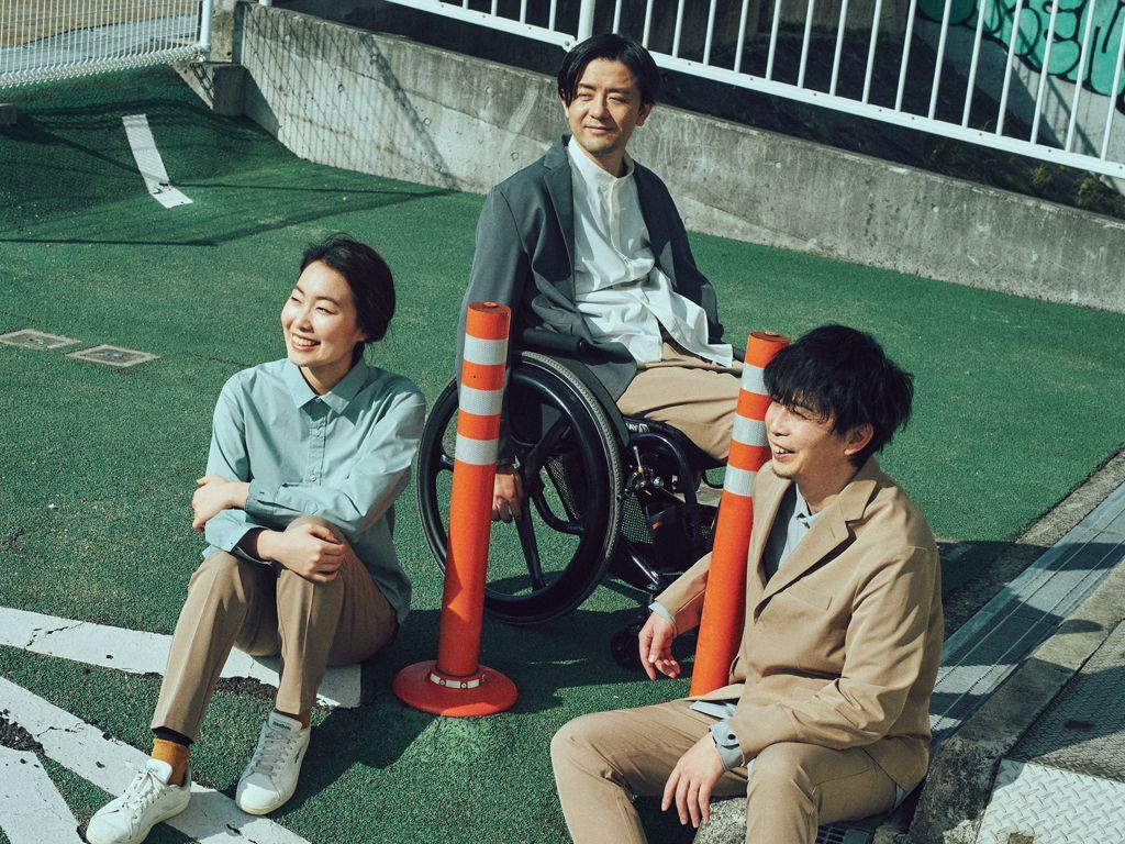 車椅子に乗る男性