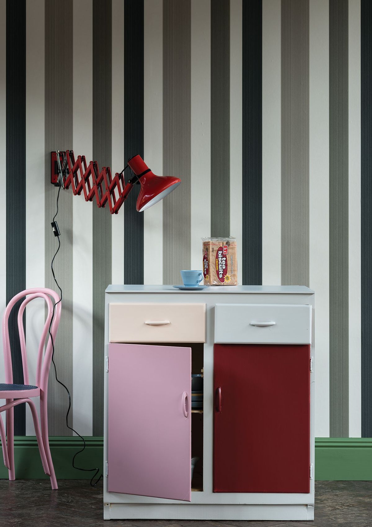 ペイントされた家具