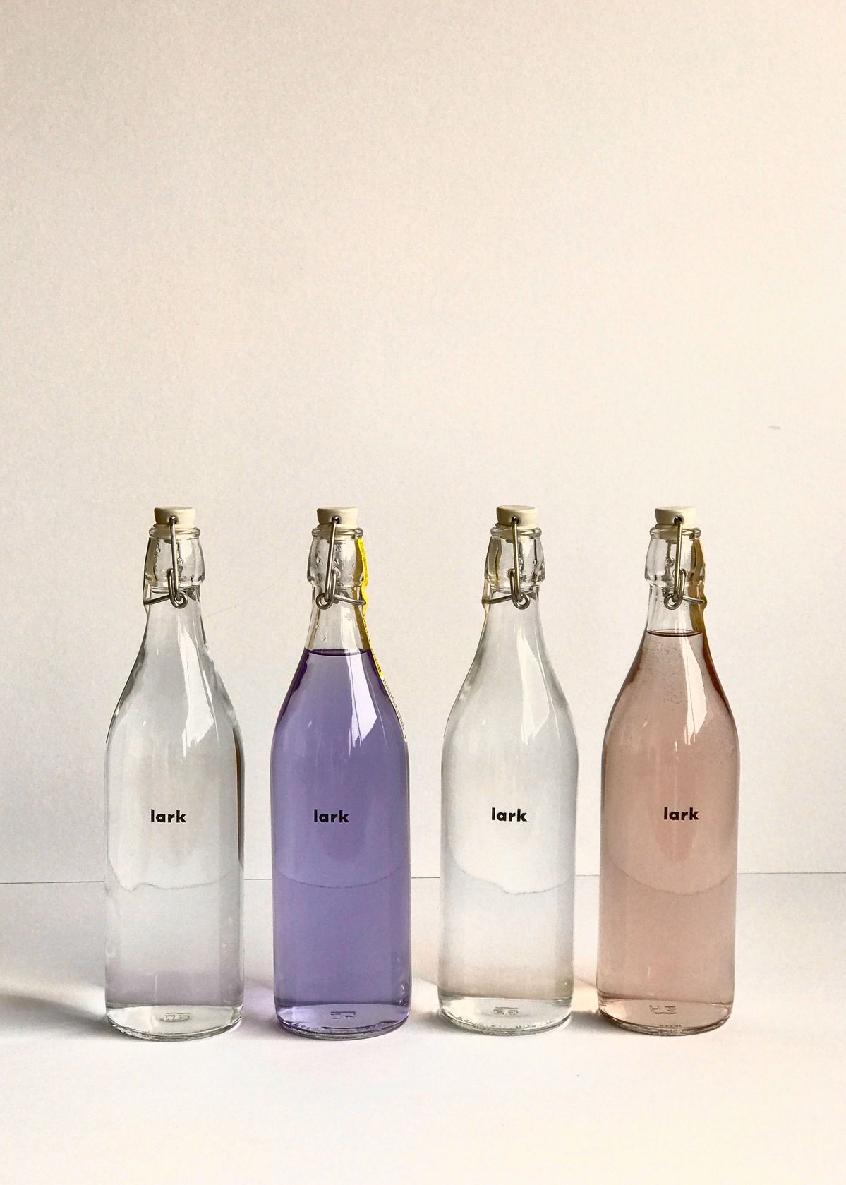 ４種類の「lark」が横一列に並んでいる様子