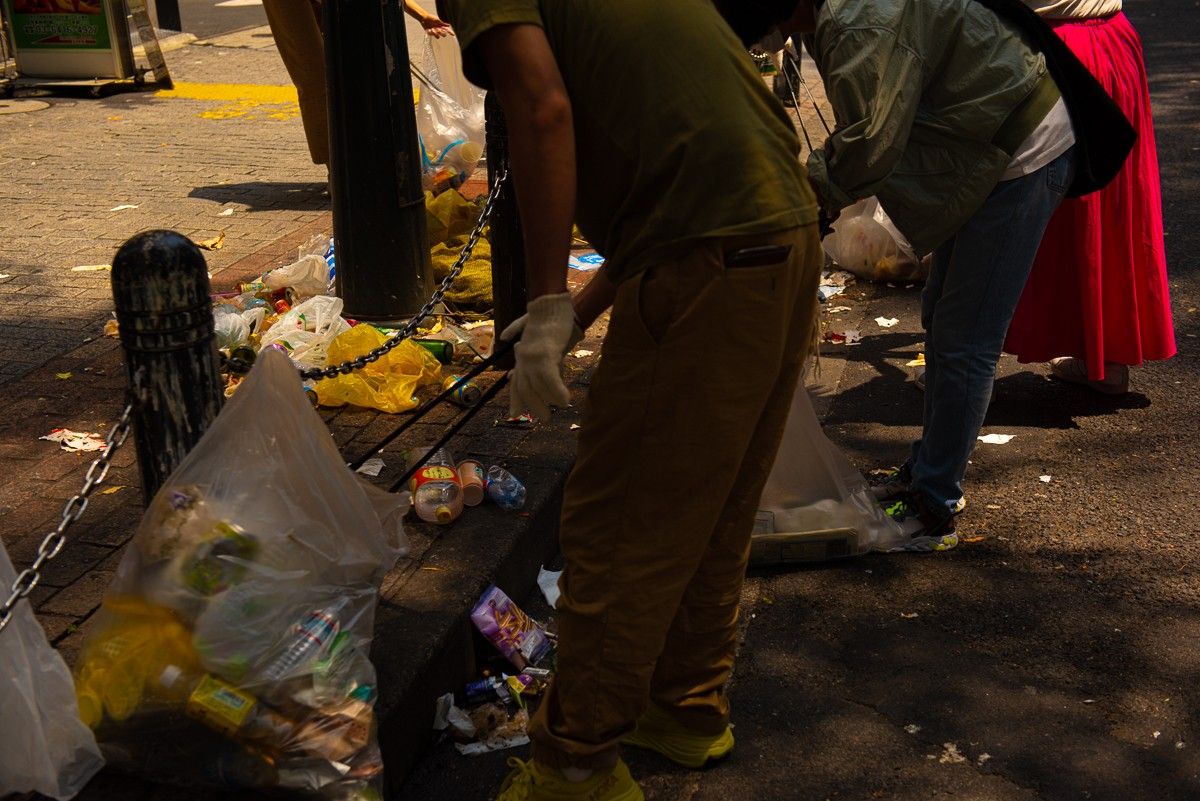 渋谷でごみ拾いをしている様子11