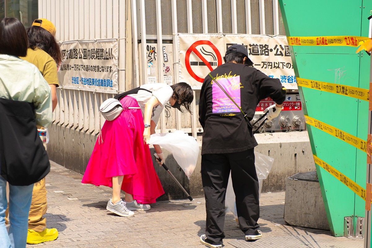 渋谷でごみ拾いをしている様子８