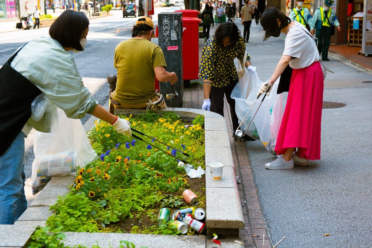 渋谷でごみ拾いをしている様子２