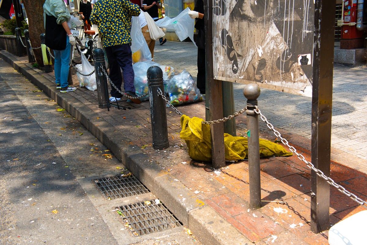 渋谷でごみ拾いをしている様子12