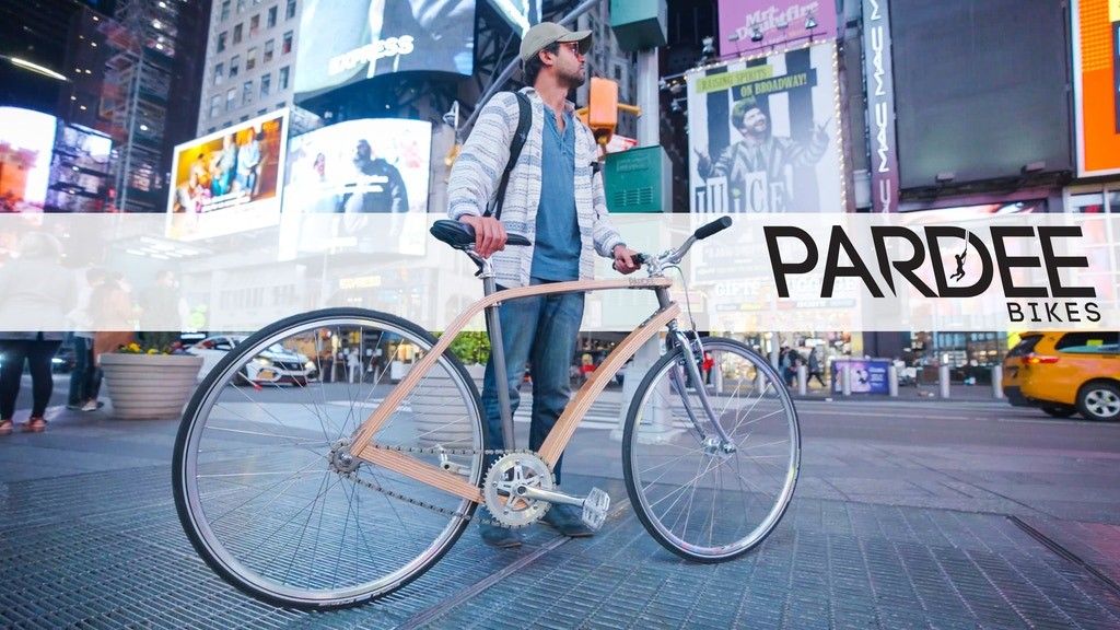 ニューヨーク・タイムズスクエアにたたずむ男性と「Pardee Bikes」