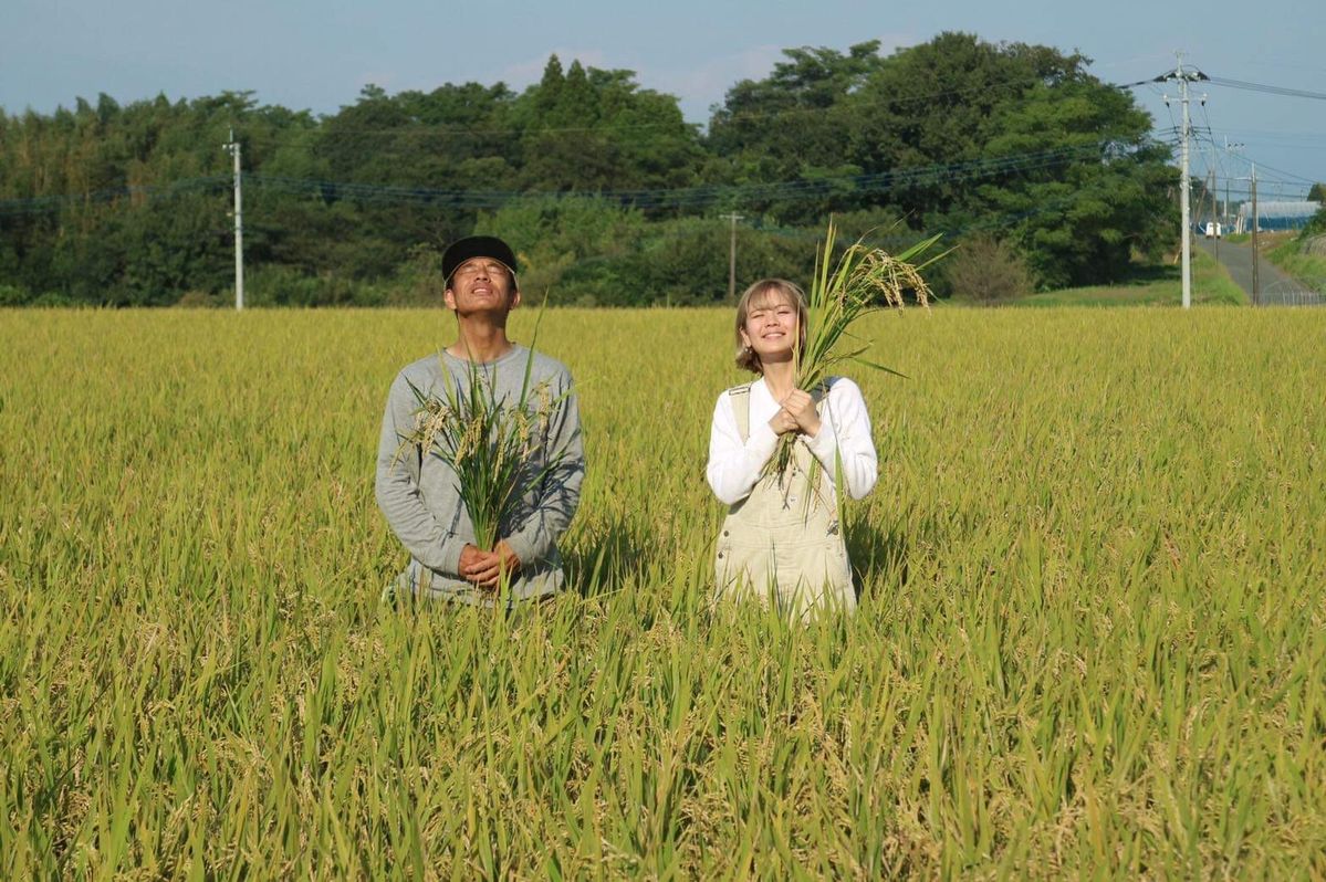 畑に立つ野原健史と女性