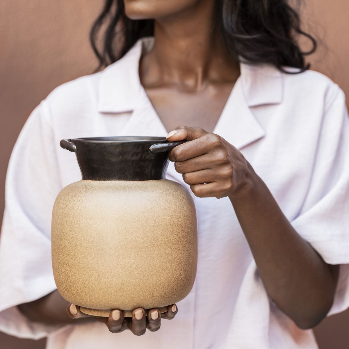 ロカルトの花瓶を手に持っている