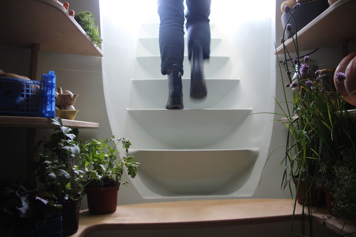 地上に出る階段をのぼる足元の様子