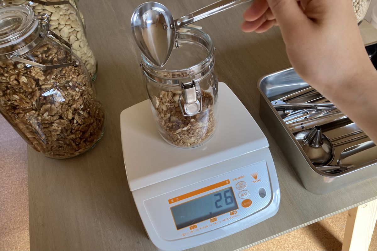 商品のグラムを図っている