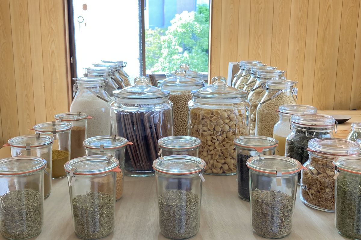 窓際に並べられた商品