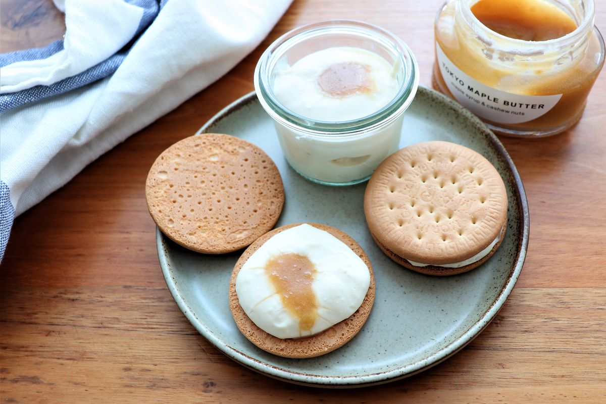 トーキョーメープルバターとヨーグルト、クリームチーズのビスケットサンド