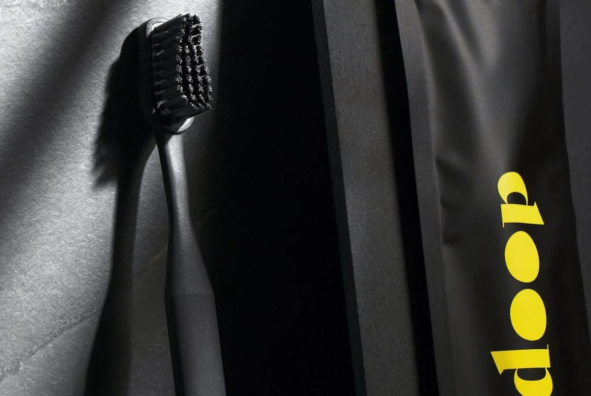 右に「doop」のロゴ入りパッケージと、左に壁にたてかかる「deep」