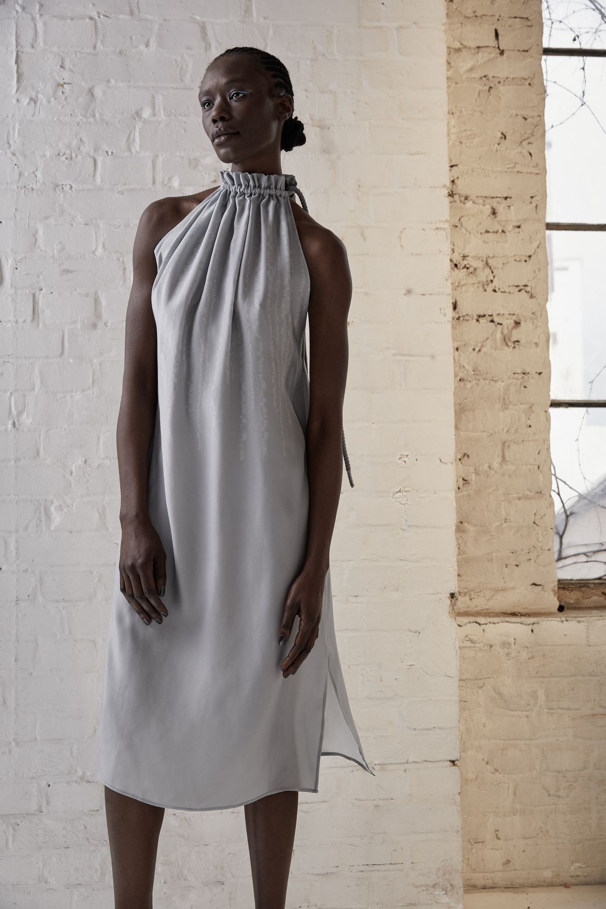 Manaarka Projectの衣服を着用した女性モデル